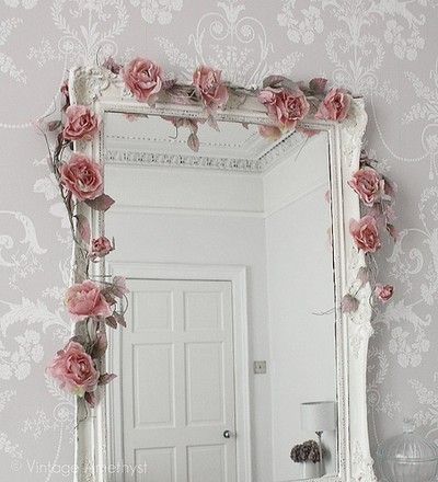 decoração de quarto feminino com espelho