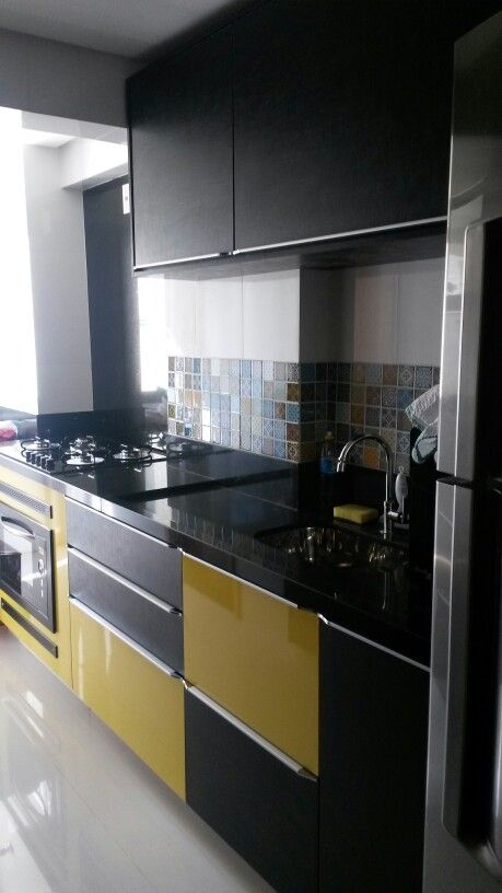 armário de cozinha amarelo e preto