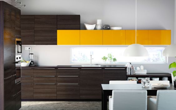 Armário de cozinha amarelo e preto