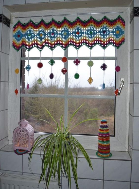 cortina de crochê banheiro colorido