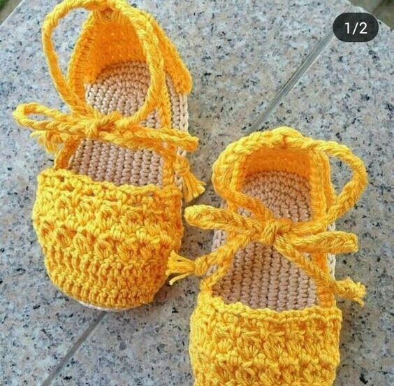sandalinha amarela de crochê