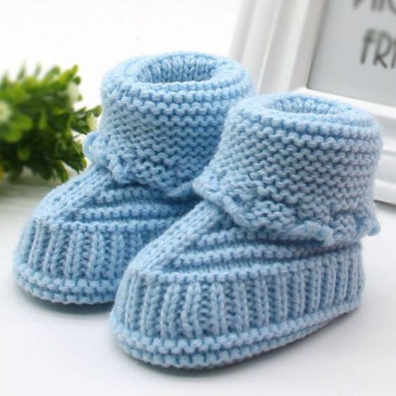 bota azul em crochê para bebê