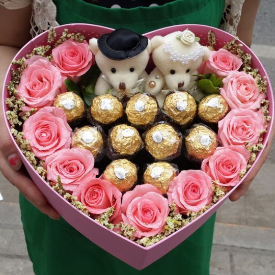 Buquê de flores com ursinho e chocolate