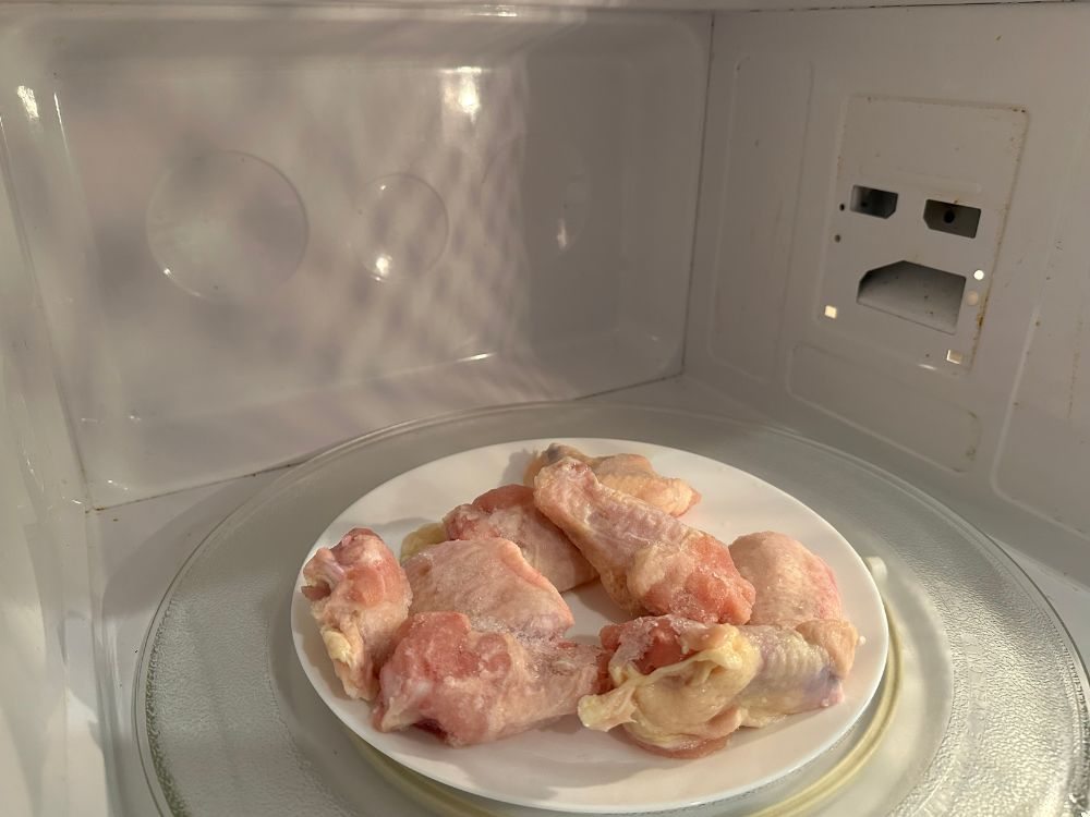 Como descongelar carne no microondas de maneira correta?